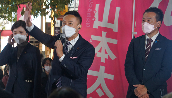 れいわ新選組の山本太郎代表（中央）。左は同党の大石晃子・衆院会長、右・多ケ谷亮国対委員長