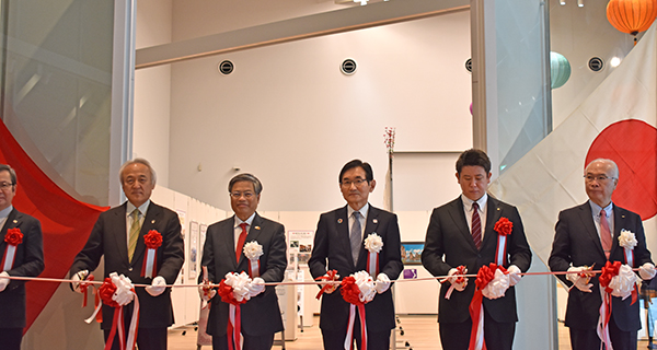 （左2人目から）蔵内県議、ビン総領事、江口副知事、仁戸田副議長