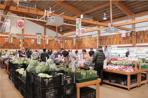 JA糸島の産直市場「伊都菜彩」には年間130万人の客が訪れる