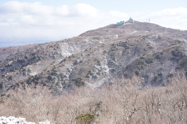 気象台のレーダー施設から脊振山（1,055m）を展望