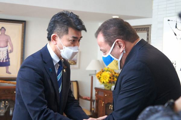 ウクライナ大使館を訪れた泉健太代表（左）とセルギー・コルスンスキー駐日ウクライナ特命全権大使（右）