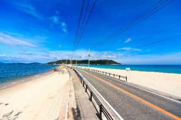 志賀島へは左右が海というロケーションを楽しみながら移動できる