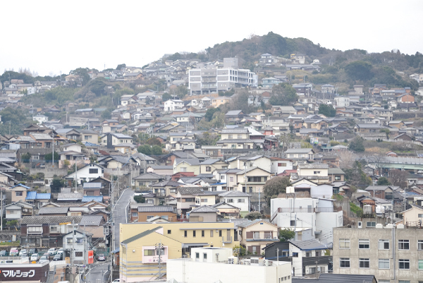 北九州市内には斜面住宅地が多く存在する（※写真の場所は見直し候補地ではない）