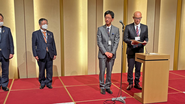 記念祝賀会で挨拶する松原照明氏（右から2番目）