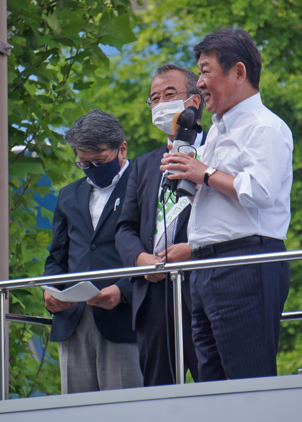 応援演説を行う茂木幹事長（中央が花角知事）