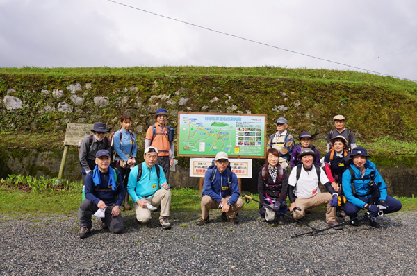 椎原バス停の登山地図前で登山組を撮影
