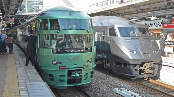 JR九州は、D&Sトレインに力を入れている。左側が「ゆふいんの森」であり、右側が787系電車