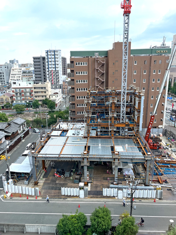 事務所の隣に13階建てのオフィスビルが