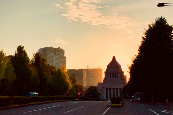 国会 夕暮れ イメージ