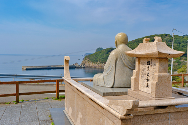 鑑真記念館の鑑真像と秋目浦