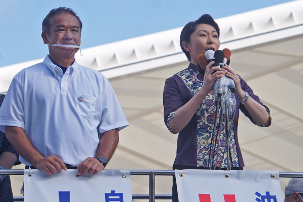 応援演説を行う小渕優子氏（写真右）と佐喜眞淳氏（写真中央）