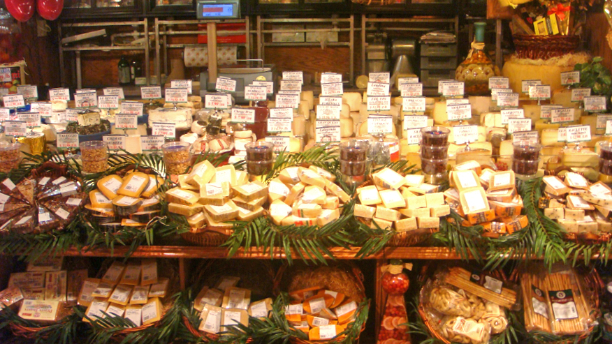 ホールフーズのチーズ売り場、世界700種をそろえる