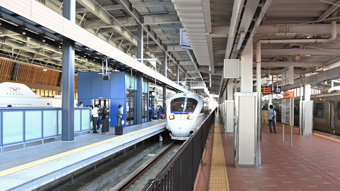武雄温泉駅では、対面乗り換えで新幹線「かもめ」と在来線の「かもめリレー号」を乗り継ぐ