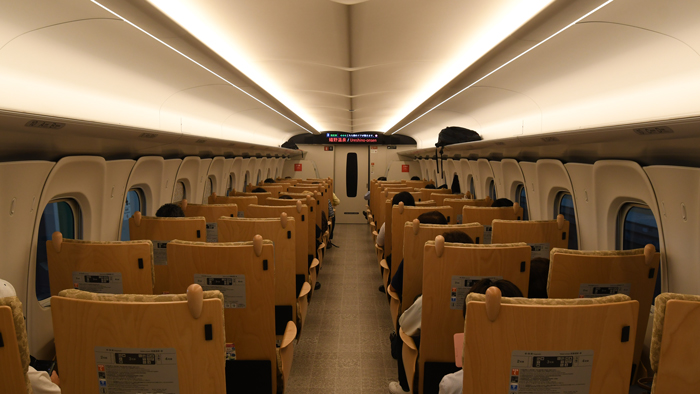 写真3　新幹線「かもめ」の座席指定席は、グリーン車並みで2-2の横4列の座席配置