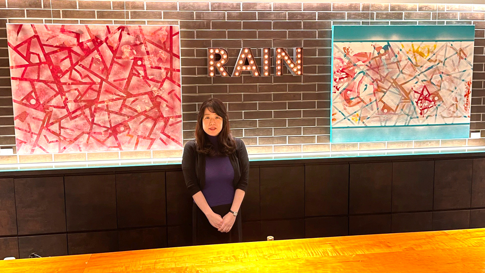 現代アート作家・山田ゆかり氏とワインバー「RAIN」にちなんだ作品、左から「催花雨」「酒涙雨」。