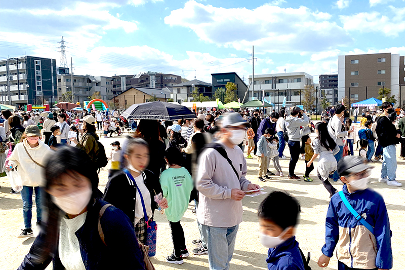 大勢の家族連れでにぎわう会場内