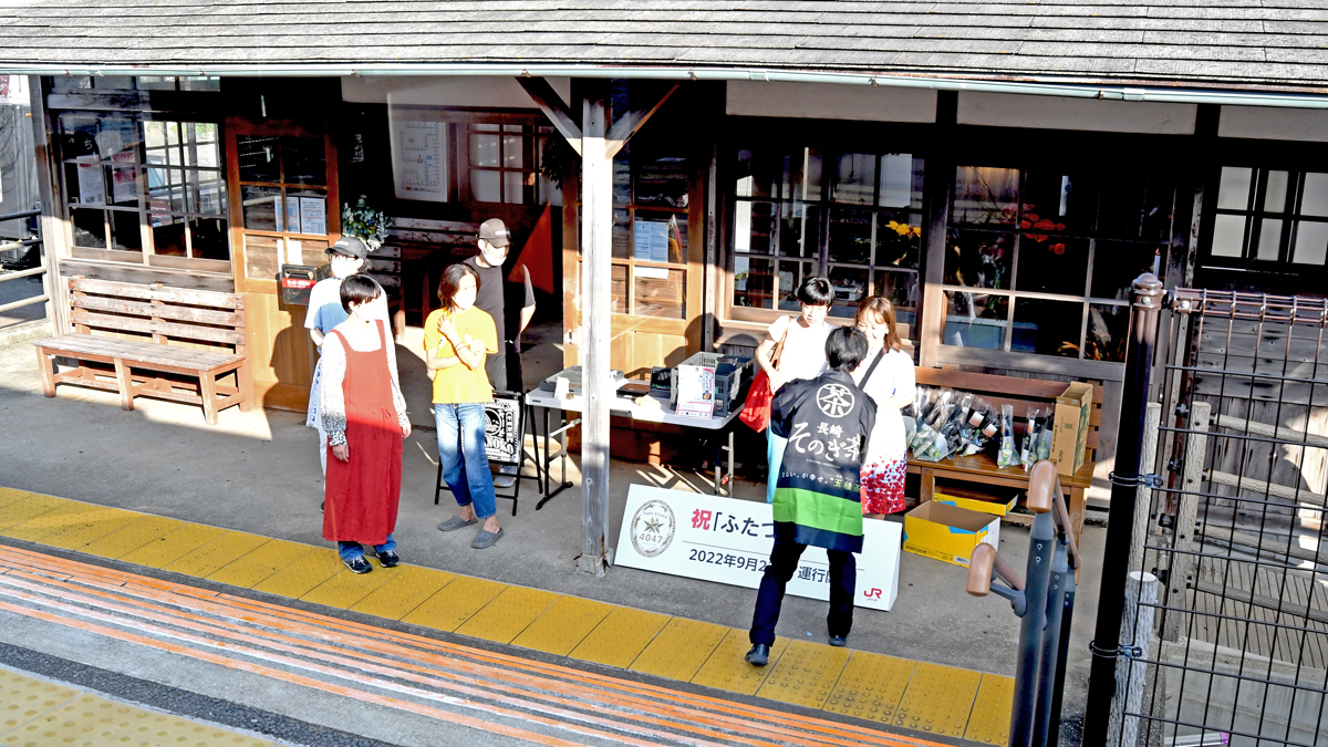 （写真4） 『おもてなし駅』千綿に停車