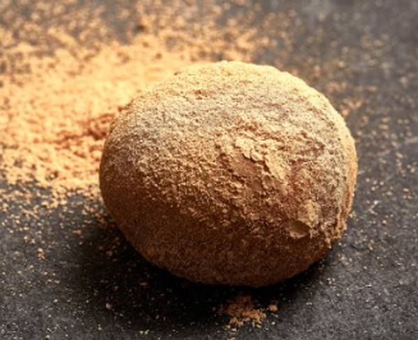 「黄金のきな粉もちもちパン」　中には九州のサツマイモをつかったスイートポテトが