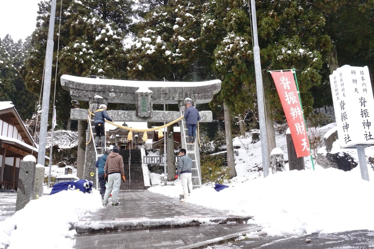 正月準備の脊振神社（佐賀県神埼市服巻）