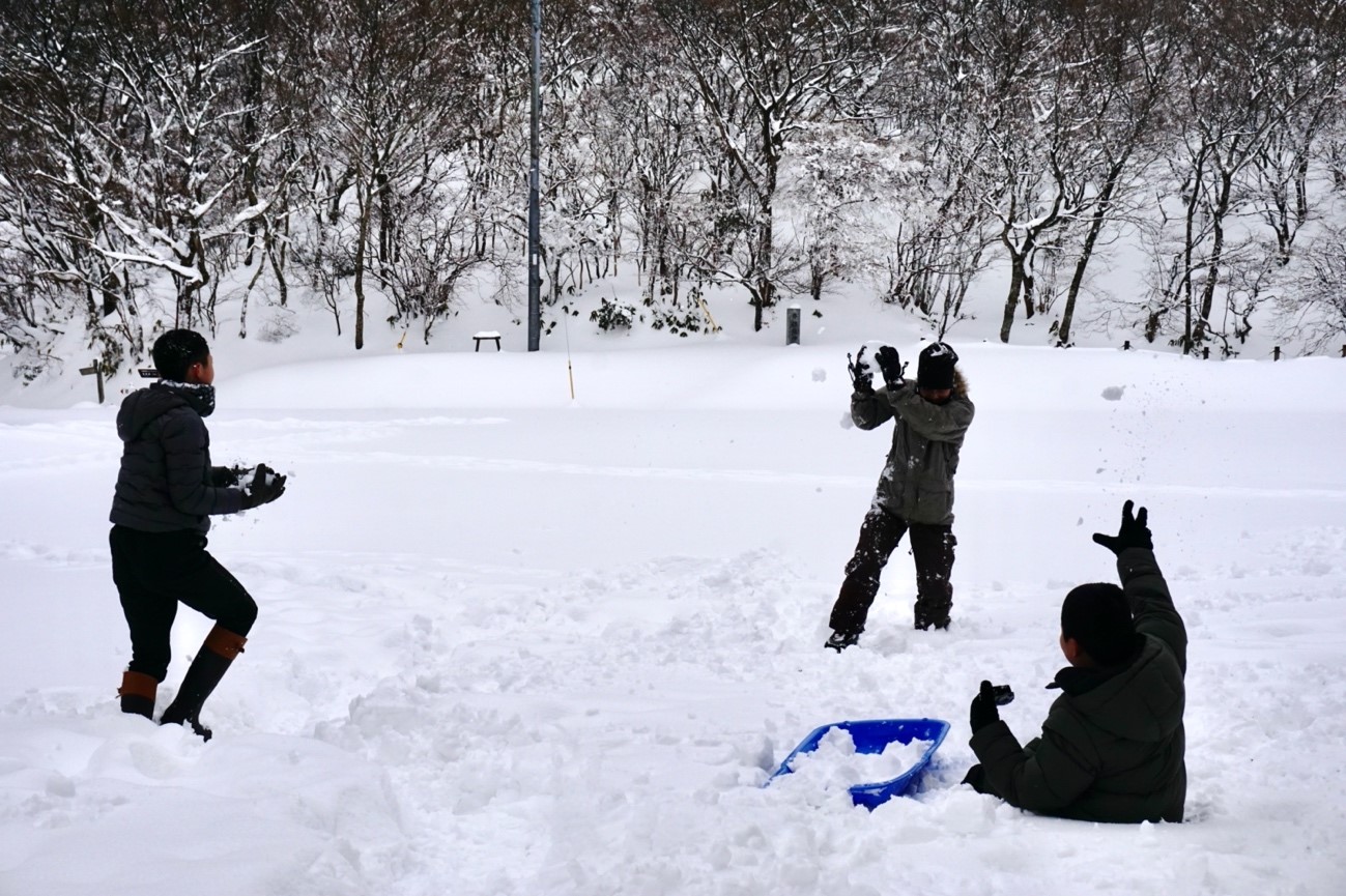 雪合戦をする家族