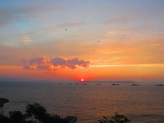 極東ロシア ウラジオストクの軍艦と夕焼け