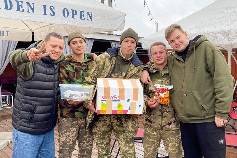 ウクライナ軍に支援物資を届ける
