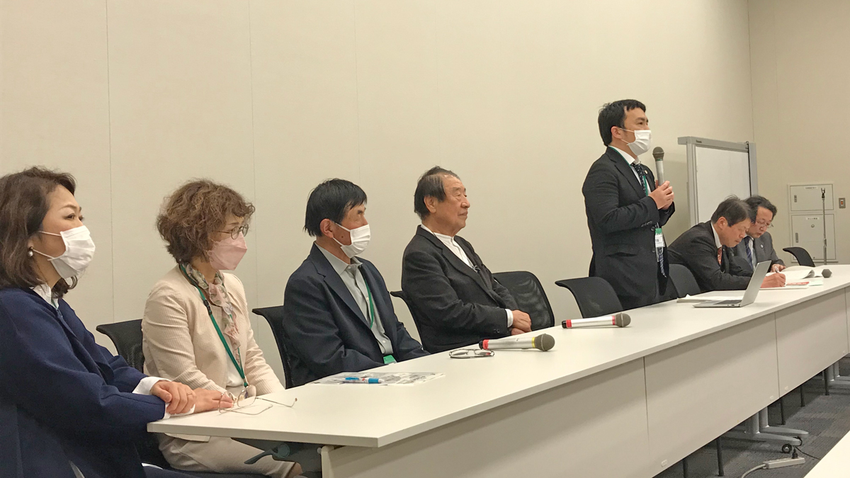 【写真②】報告集会で判決について評ずる田井勝弁護士（右から3人目）ら（3月24日筆者撮影）