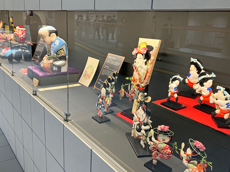 博多の伝統工芸品の展示が行われている（櫛田神社前駅）