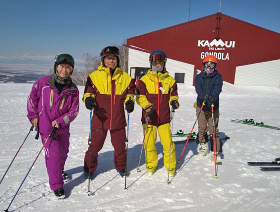 山頂のゴンドラ降り場にて　スキー仲間たちと筆者（左端）