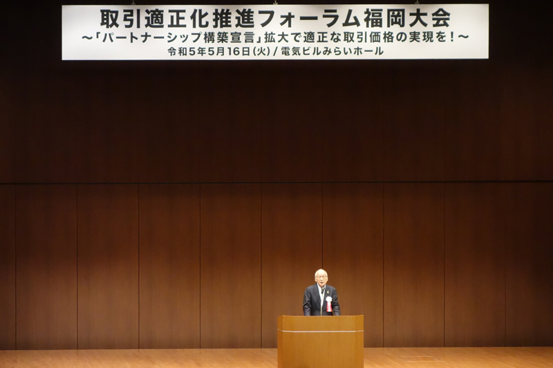 共同宣言を読み上げる九州経済連合会会長・倉富純男氏