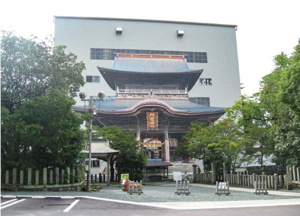 阿蘇神社楼門：再建期間中も従前の姿を原寸大で伝え現場を垣間見せて参拝者をつなぐ