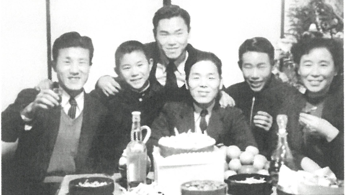 左から2人目：泰男、3人目：憲市、5人目：寿雄、右端：清子（1955年頃）