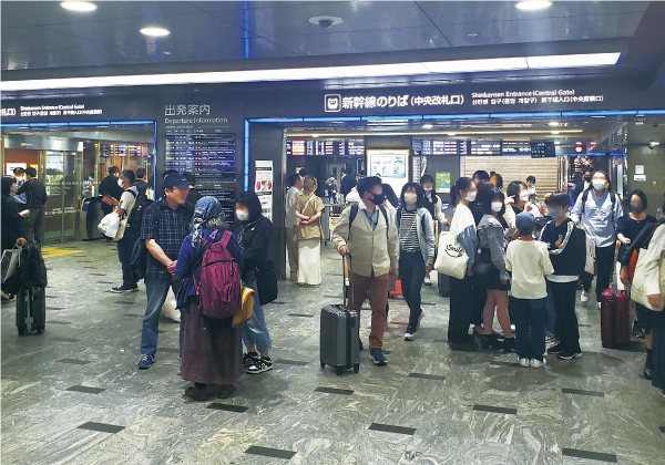 JR博多駅新幹線改札の様子