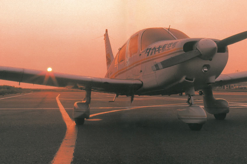 2007年の会社案内に掲載されていた社有機パイパーウォーリアⅡ。 飛行機は寿雄の夢の象徴だった