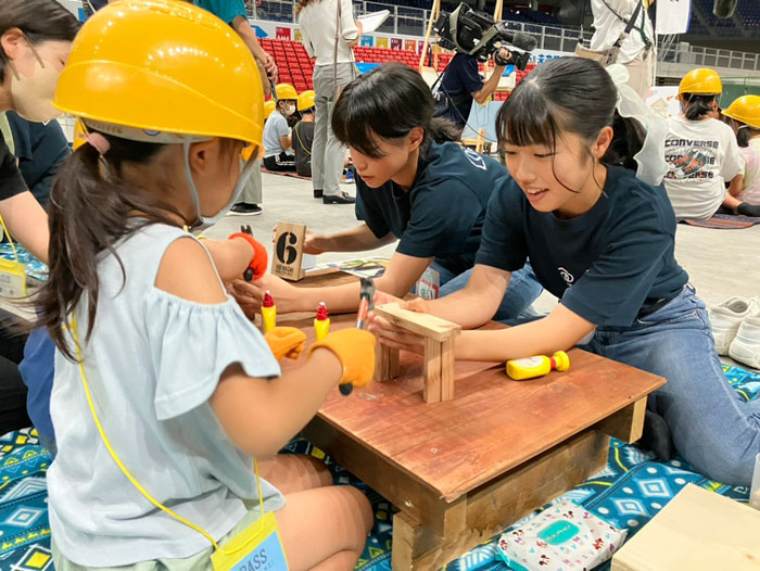 北九州メディアドーム（小倉競輪場）での出張こども大工の様子（大英産業HPより）