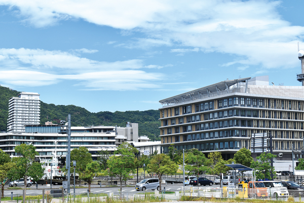 長崎県庁（左）と長崎県警察本部（右）