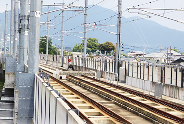 佐賀市方面に向かう新幹線のレールは切れたままだ。＝JR武雄温泉駅