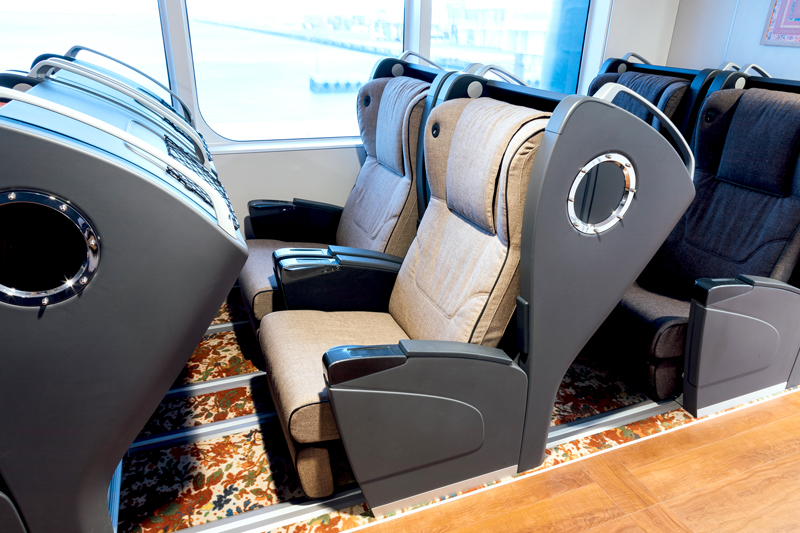 ビジネスクラスシート（Aタイプ）　シートの前後の座席間隔は約140㎝、リクライニングは160度まで傾けられる。