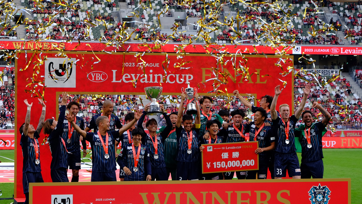 ルヴァンカップ優勝を果たし、カップを掲げるアビスパの選手たち