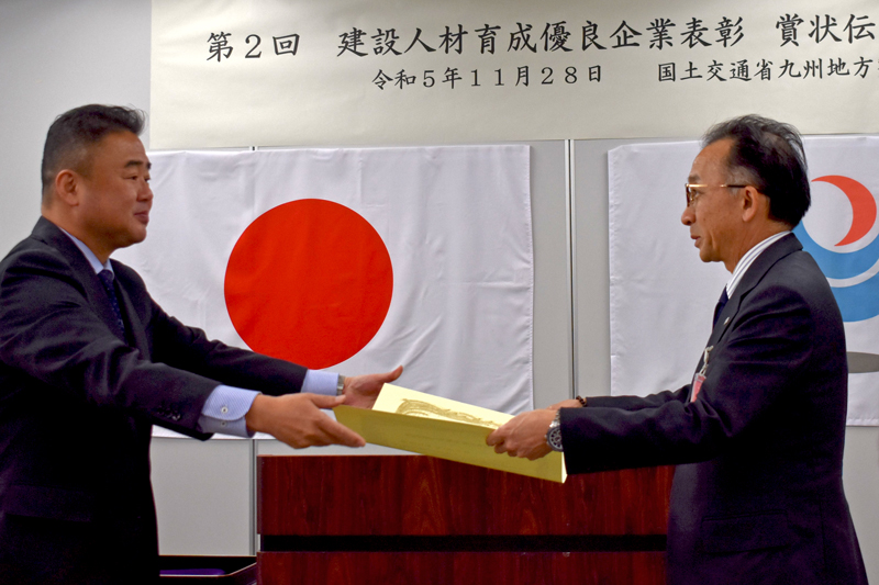 南生建設専務取締役・濱田成敏氏（右）