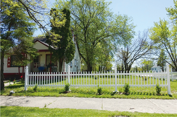 隣地住民が空き地を取得できる制度を利用した広い庭がある住宅（デトロイト市・黒瀬撮影）