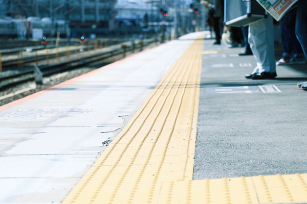 日本人はマナーが良いのか、悪いのか　Photo AC