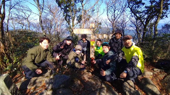 参加者8名の記念写真 （登山者に撮ってもらった、樹木の影になってしまった）