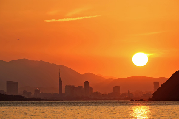 朝日が水平線から・・・