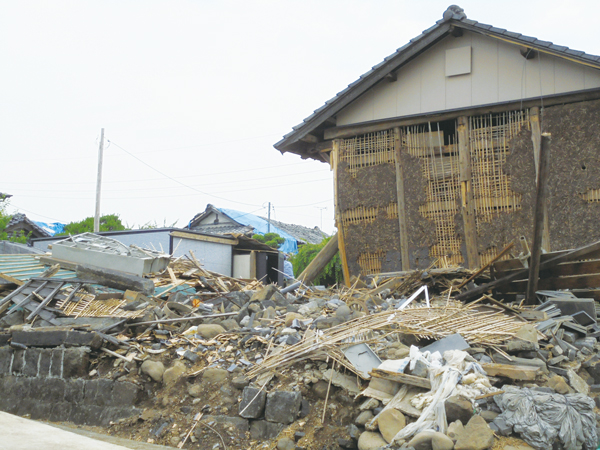 熊本地震で倒壊した住宅