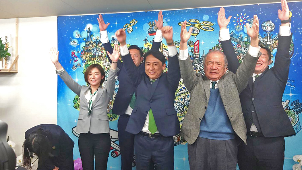 武内市長当選を受け万歳をする大石・三原両市議（後列左から）