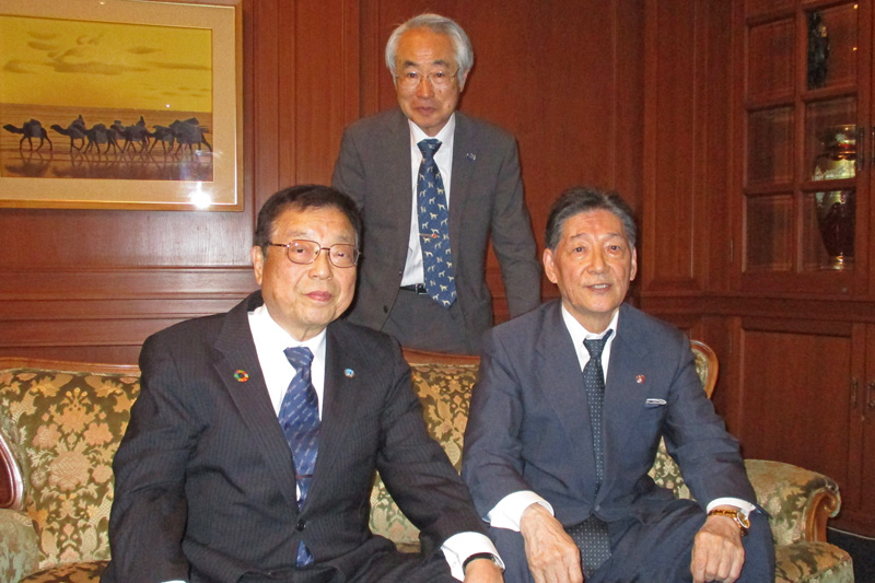 左：明川文保氏、中央：（株）データ・マックス代表取締役会長・児玉直、右：中村・ニック・昇氏