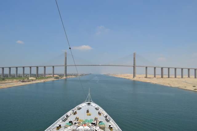 紅海 スエズ運河橋 イメージ
