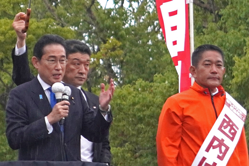 岸田文雄首相と自民・西内健候補