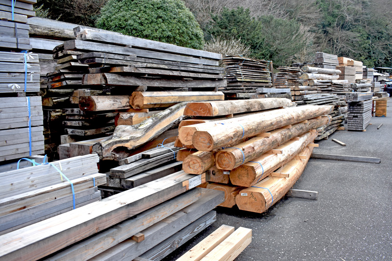出荷を待つ大量の木材